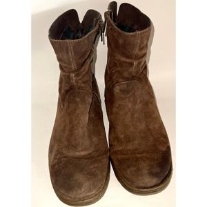 Born woman’s brown ankle boots size 9